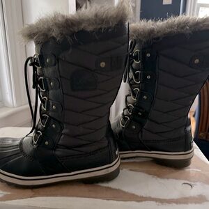 Woman’s SOREL boots. Size 9 very warm In good condition